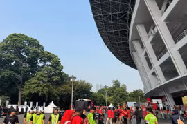 Nhiều CĐV Indonesia đã đến sân từ sớm để xem cả 2 trận đấu. (Ảnh: Đỗ Quyên \/TTXVN)