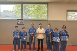 Chủ tịch CLB Thăng Long Thủy Tiên (thứ ba từ phải sang) cùng cha của mình (thứ ba từ trái qua) và đại diện TTVH Việt Nam tại Pháp, trao thưởng cho học viên có thành tích cao của CLB. (Ảnh: Ngọc Hiệp/TTXVN)