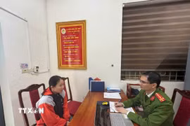Đối tượng Nguyễn Thị Gái tại cơ quan công an. (Ảnh TTXVN)