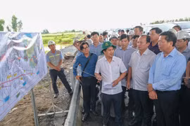 Bộ trưởng Bộ Xây dựng Trần Hồng Minh nghe báo cáo tiến độ dự án cao tốc Châu Đốc-Cần Thơ-Sóc Trăng. (Ảnh: Thanh Liêm/TTXVN)