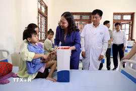 Phó Chủ tịch nước Võ Thị Ánh Xuân tặng quà Trung thu cho các bệnh nhi, trẻ khuyết tật đang điều trị tại Bệnh viện Phục hồi chức năng tỉnh Tuyên Quang. (Ảnh: Quang Cường/TTXVN)