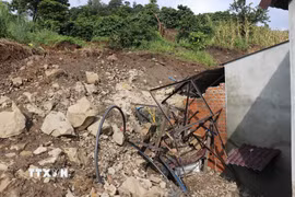 Nhà của người dân tại thôn Đắk Snao, xã Quảng Sơn (Lâm Đồng) bị hư hại do đất từ khu vực đồi sụt lún, sạt trượt tràn xuống. (Ảnh: Nguyễn Huy Thành/TTXVN)