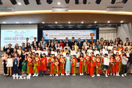 Đại biểu cùng các thí sinh tham dự Cuộc thi hùng biện tiếng Việt lần thứ nhất năm 2026. (Ảnh Đào Lâm/TTXVN)