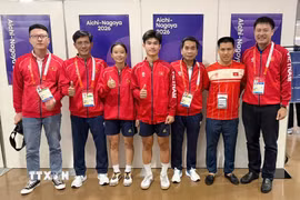 Cặp vận động viên môn Teqball Trịnh Gia Nghi và Nguyễn Hoàng Minh Tân (thứ 3, thứ 4 từ trái sang) cùng thành viên Ban huấn luyện sau khi giành HCĐ tại ASIAD 20. (Ảnh: TTXVN phát)