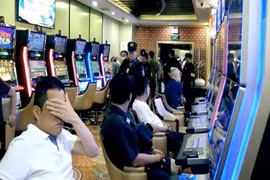 Cảnh sát bắt quả tang nhóm người đánh bạc điện tử tại khách sạn Pullman. 