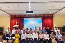 Tổng Lãnh sự Nguyễn Văn Dũng cùng cán bộ Tổng Lãnh sự quán, đại diện Hội người Việt Nam và cộng đồng doanh nghiệp Việt Nam tại Trung Lào dự hội nghị. (Ảnh: Xuân Tú/TTXVN)