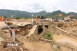 Hiện trường nước lũ gây thiệt hại do vỡ hồ chứa tại xã Tuy Phong (Lâm Đồng). (Ảnh: Nguyễn Thanh/TTXVN)