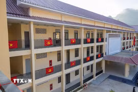 Những mái trường mới vùng biên giới thành phố Đà Nẵng không chỉ mang đến điều kiện học tập tốt hơn mà còn gửi gắm kỳ vọng thu hẹp khoảng cách giáo dục giữa vùng cao và miền xuôi. (Ảnh: Xuân Quý/TTXVN)