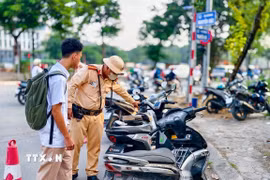 Xử lý nghiêm các trường hợp phạm luật giao thông trong khi chở con tới trường