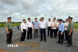 Lãnh đạo Cần Thơ cùng đại diện các sở, ngành kiểm tra thực tế tiến độ thi công tại công trường Dự án thành phần 4 cao tốc Châu Đốc - Cần Thơ - Sóc Trăng. (Ảnh: TTXVN phát)