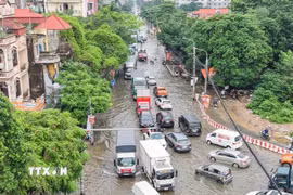 Hà Nội phân luồng giao thông qua các vị trí ngập úng ở xã Hạ Bằng, Hòa Lạc