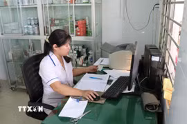 Căn cước công dân đã được tích hợp thẻ bảo hiểm y tế, giúp thủ tục khám bệnh được đơn giản, nhanh chóng. (Ảnh: Hữu Chí/TTXVN)