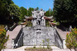 Tượng 3 chiến sỹ bị giam ở Hầm số 8 còn sống ở nhà ngục Chín Hầm, thành phố Huế. (Ảnh: Nguyên Lý/TTXVN)