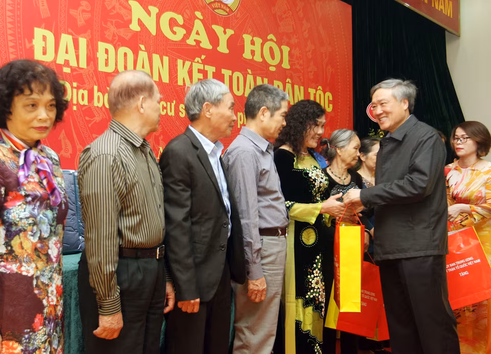 Bí thư Trung ương Đảng, Chánh án Toà án nhân dân tối cao Nguyễn Hoà Bình tặng quà cho các gia đình thuộc địa bàn khu dân cư số 6 và số 9, phường Quán Thánh, quận Ba Đình. (Ảnh: Nguyễn Dân/TTXVN)