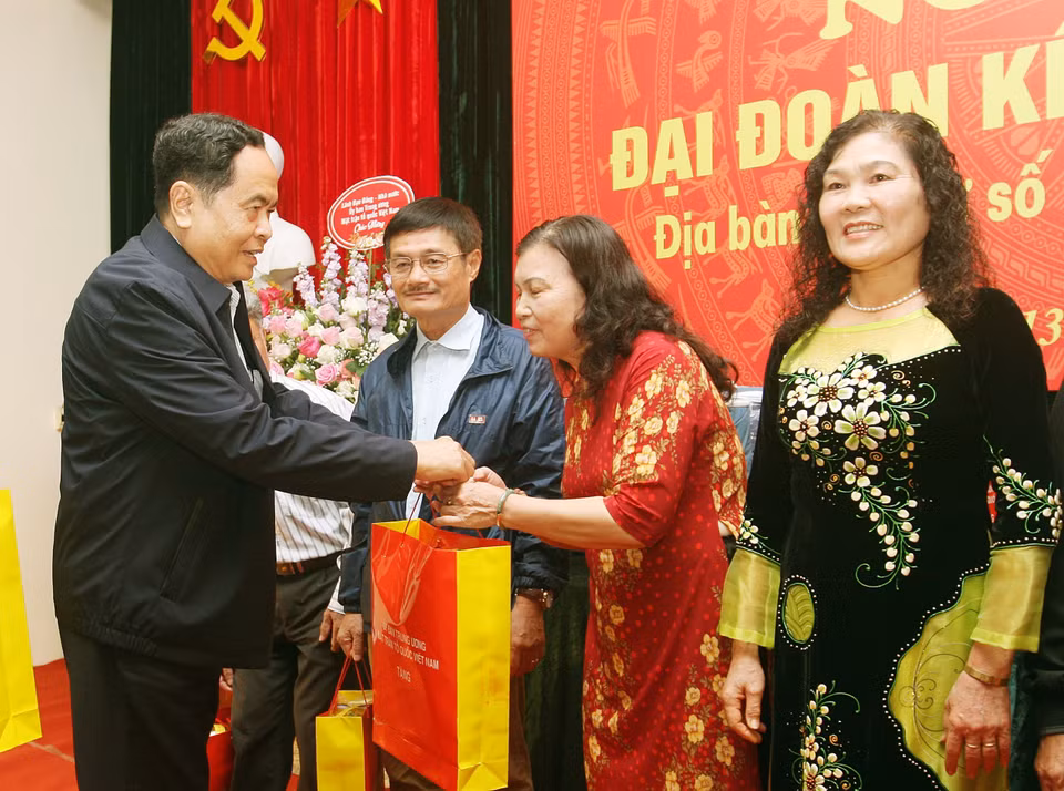 Bí thư Trung ương Đảng, Chủ tịch Uỷ ban Trung ương Mặt trận Tổ quốc Việt Nam Trần Thanh Mẫn tặng quà cho các gia đình ở địa bàn dân cư số 6 và số 9, phường Quán Thánh, quận Ba Đình. (Ảnh: Nguyễn Dân/TTXVN)