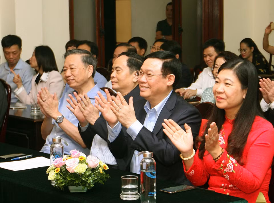 Các đồng chí lãnh đạo Đảng, Nhà nước, Mặt trận Tổ quốc Việt Nam và Thành phố Hà Nội dự Ngày hội Đại đoàn kết toàn dân tộc tại địa bàn dân cư số 6 và số 9, phường Quán Thánh, quận Ba Đình. (Ảnh: Nguyễn Dân/TTXVN)