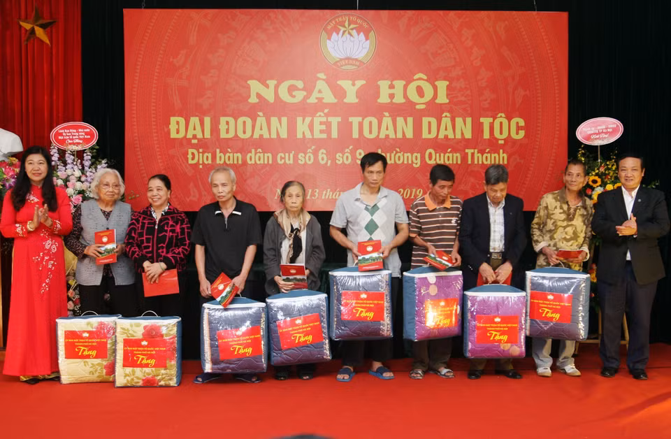 Lãnh đạo Mặt trận Tổ quốc Việt Nam Thành phố Hà Nội tặng quà cho các gia đình thuộc địa bàn khu dân cư số 6 và số 9, phường Quán Thánh, quận Ba Đình. (Ảnh: Nguyễn Dân/TTXVN)