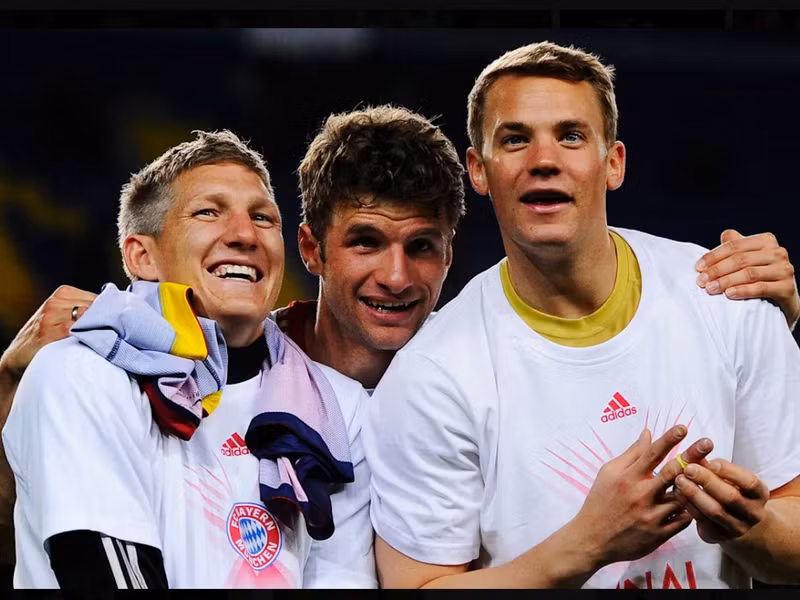 Thomas hứa hẹn sẽ vượt qua Bastian Schweinsteiger (trái) người đã chia tay Bayern Munich năm 2015 sau trận đấu 500. (Nguồn: Fcb.de)