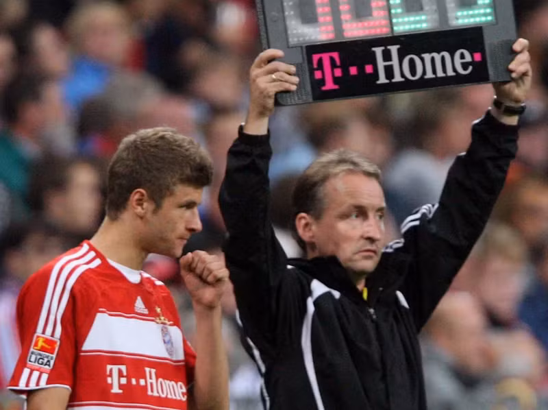Ngày 15/8/2008, trong trận gặp Hamburger SV (2-2), phút thứ 80, Thomas Mueller lần đầu tiên được huấn luyện viên Juergen Klinsmann đưa vào sân. (Nguồn: Fcb.de)