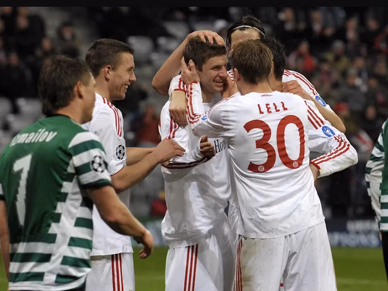 Trận đấu đầu tiên của Mueller tại đấu trường Champions League là ngày 10/3/2009 tại vòng 1/8 gặp Sporting Lisbon. (Nguồn: Fcb.de)