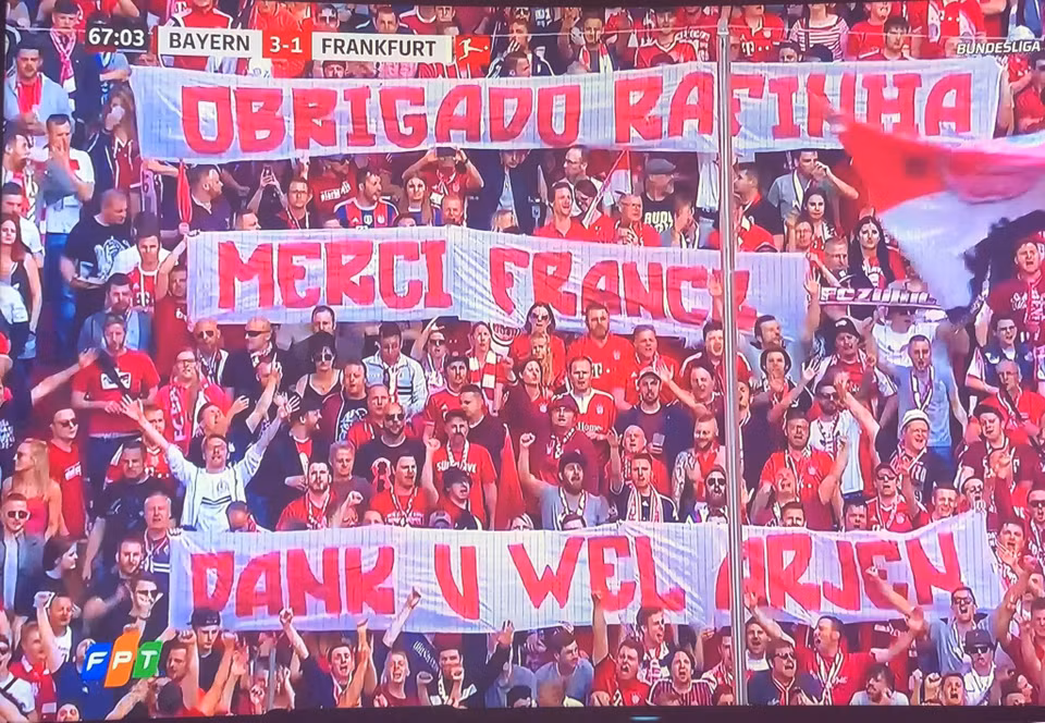 Lời cảm ơn của fan với đôi cánh Robery và Rafina trên khán đài