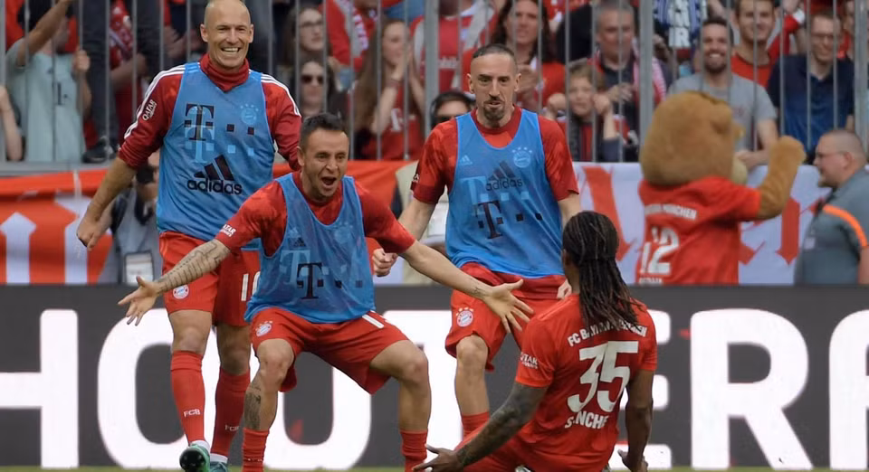 Màn ăn mừng đầy xúc động của Sanchez với Robben, Ribery và Rafina sau khi nâng tỷ số trận đấu lên 3-1