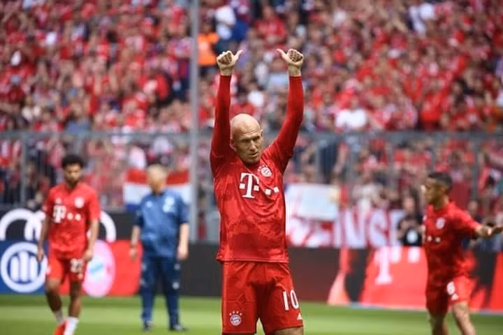 Sau 10 mùa giải gắn bó, Robben chia tay Bayern ở tuổi 35, anh đã thi đấu tổng cộng 308 trận, ghi 144 bàn thắng ở mọi mặt trận cùng Bayern giành: 1 Champions League, 8 vô địch Đức (Bundesliga), 4 DFB-Pokal, 2 DFL-Supercup, 1 Siêu cúp châu Âu, 1 FIFA Club World Cup.