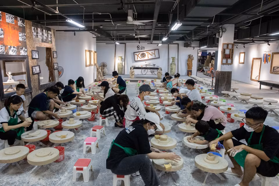 Ngoài ra, đến với bảo tàng du khách có thể trải nghiệm ‘làm nghệ nhân’ bằng việc mặc các trang phục, sử dụng các công cụ, dụng cụ của nghề gốm rồi chế tác ra những sản phẩm của riêng mình. (Ảnh: Hoài Nam/Vietnam+)