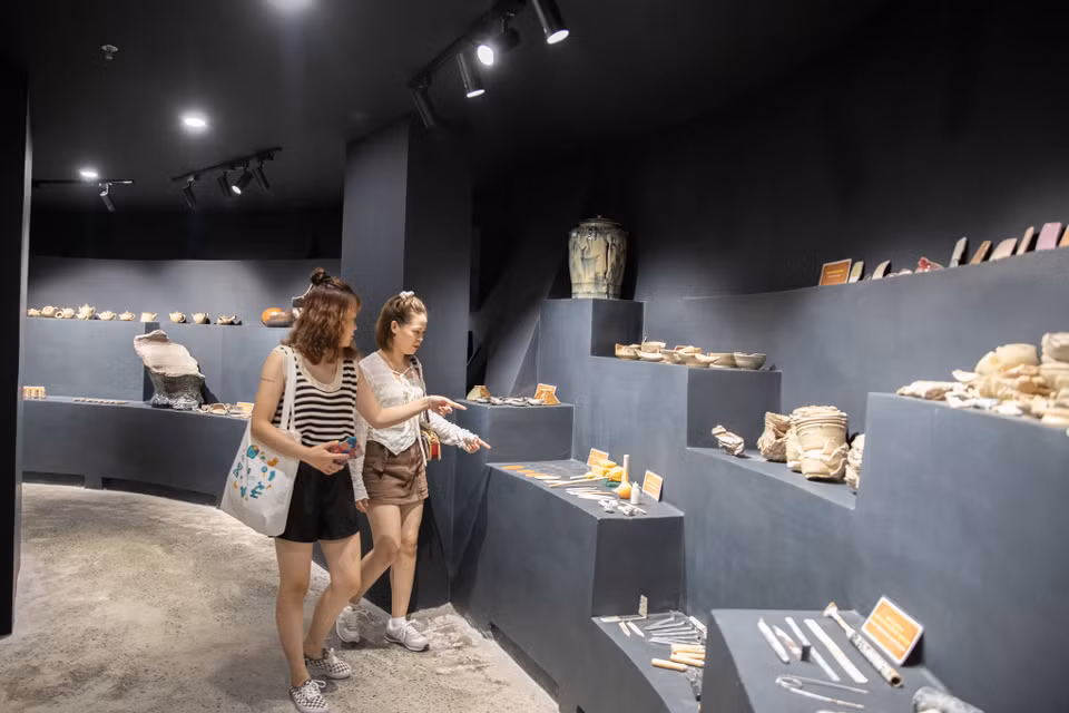 Cuối cùng là không gian trưng bày rất khiêm tốn nhưng chứa đựng giá trị lớn, đó là không gian nghiên cứu khoa học về nghề gốm. (Ảnh: Hoài Nam/Vietnam+)