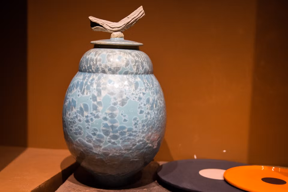 Sản phẩm của anh Lê Ngọc Thạch, đây là dòng gốm kết tinh, khi đạt nhiệt độ nhất định, men gốm sẽ tự 'nở hoa', không cần hoa văn vẽ tay, tạo được tính độc bản trong từng sản phẩm. (Ảnh: Hoài Nam/Vietnam+)