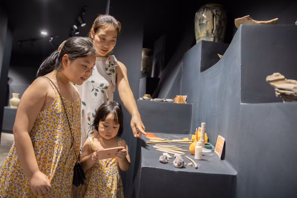 Đây là không gian dành cho những công chúng quan tâm sâu đến nghề sản xuất gốm và nghiên cứu về gốm. Sản phẩm trưng bày là những dụng cụ làm nghề và những mẫu men nghiên cứu qua các thời kỳ (Ảnh: Hoài Nam/Vietnam+)