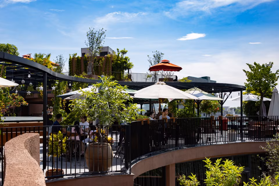 Trên tầng 4 của bảo tàng là nơi nghỉ chân của du khách. Cafe Nghệ nhân là không gian cafe thoáng mát. Đứng ở vị trí này, quý khách có thể nhìn ngắm một cách bao quát nhất về dòng sông Bắc Hưng Hải. (Ảnh: Hoài Nam/Vietnam+)