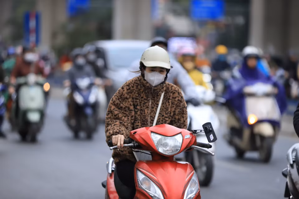 Người dân Thủ đô đã cảm nhận rõ hơn không khí lạnh mỗi khi có những cơn gió lùa qua. (Ảnh: Hoài Nam/Vietnam+)