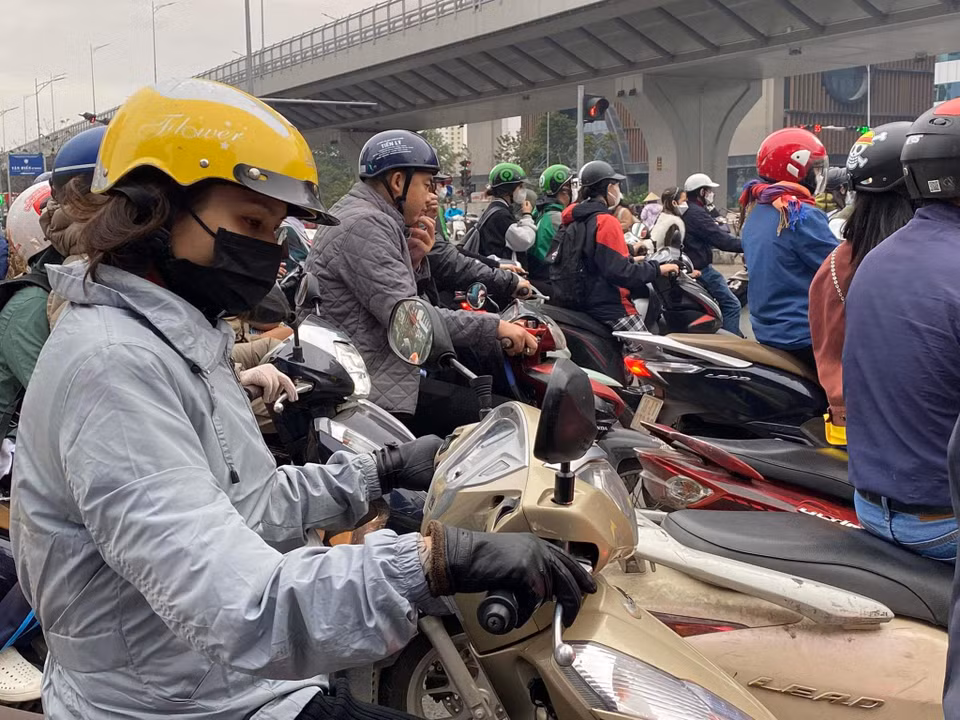 Găng tay, khăn len,.. là những trang phục không thể thiếu trong thời tiết như thế này. (Ảnh: Hoài Nam/Vietnam+)