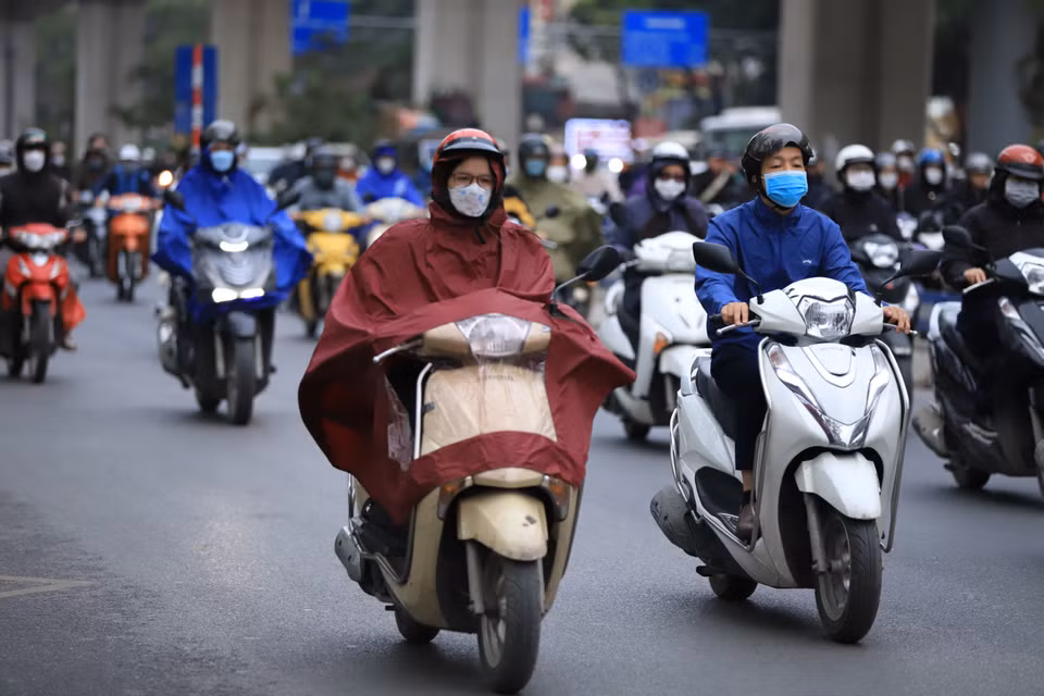 Một số nơi tại khu vực Hà Nội đã xuất hiện mưa nhỏ vào đầu giờ đi làm. (Ảnh: Hoài Nam/Vietnam+)