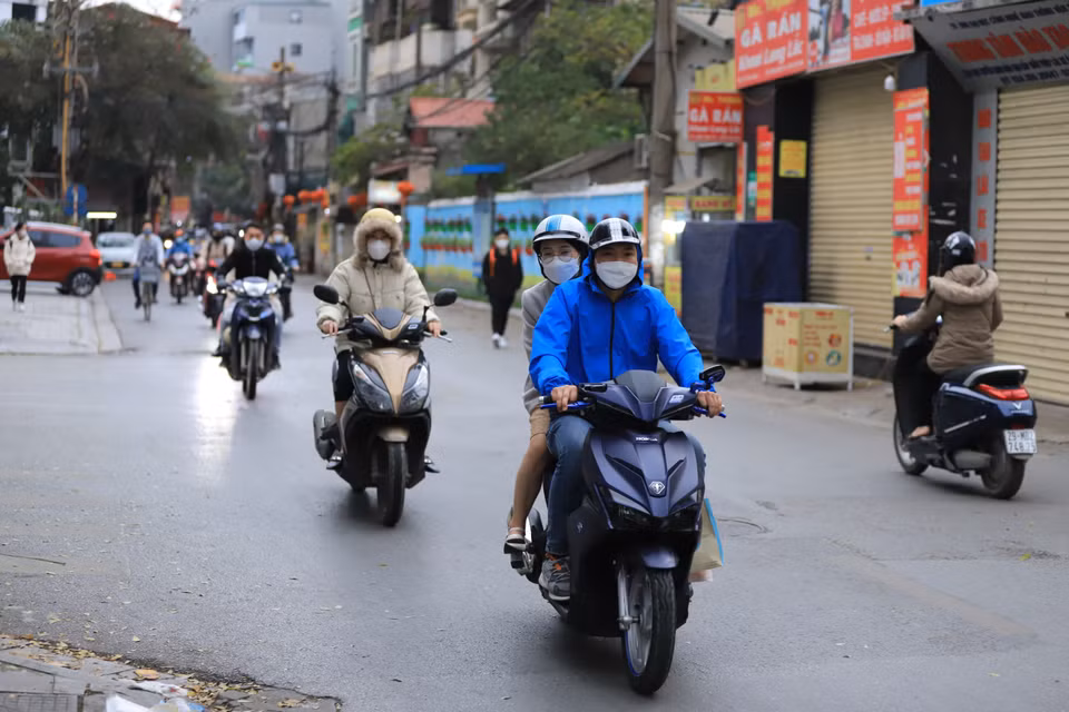 Theo Trung tâm Dự báo Khí tượng Thủy văn Quốc gia, ngày 14/2, thời tiết tại Hà Nội nhiều mây, có nơi có mưa, mưa rào, trời trở rét với nhiệt độ thấp nhất phổ biến trong khoảng 16 - 18 độ C. (Ảnh: Hoài Nam/Vietnam+)