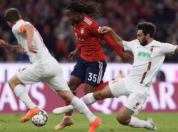 Dù rất tốc độ nhưng Sanchet luôn có 2-3 cầu thủ áo trắng bắt kịp.. .(Nguồn: Fcb.de)