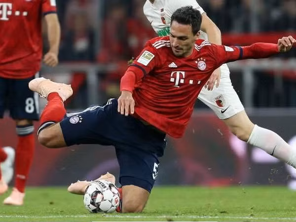 Augsburg đã nhập trận với quyết tâm cao và gây nhiều khó khăn cho hàng thủ của Bayern như trung vệ Mats Hummels... (Nguồn: Fcb.de)
