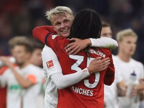 Nhưng vào phút 87, cầu thủ mới rời Bayern để gia nhập Augsburg vào đầu mùa giải Felix Gotze đã gỡ hòa cho đội khách (Nguồn: fcb.de)