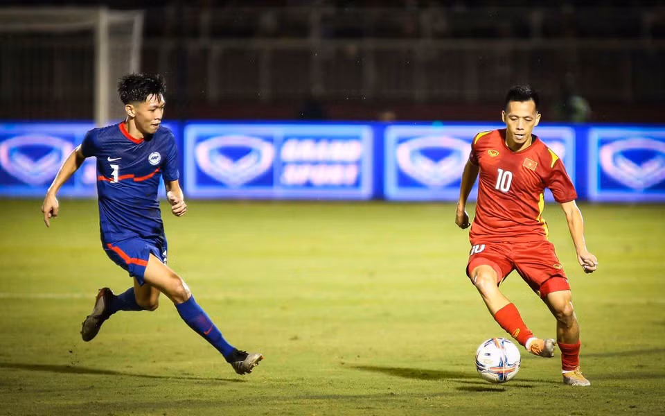 Tiền đạo Nguyễn Văn Quyết gây chú ý nhất trận đấu với cú sút xa đẹp mắt từ ngoài vòng cấm, mở tỷ số cho đội nhà. (Ảnh: PV/Vietnam+)