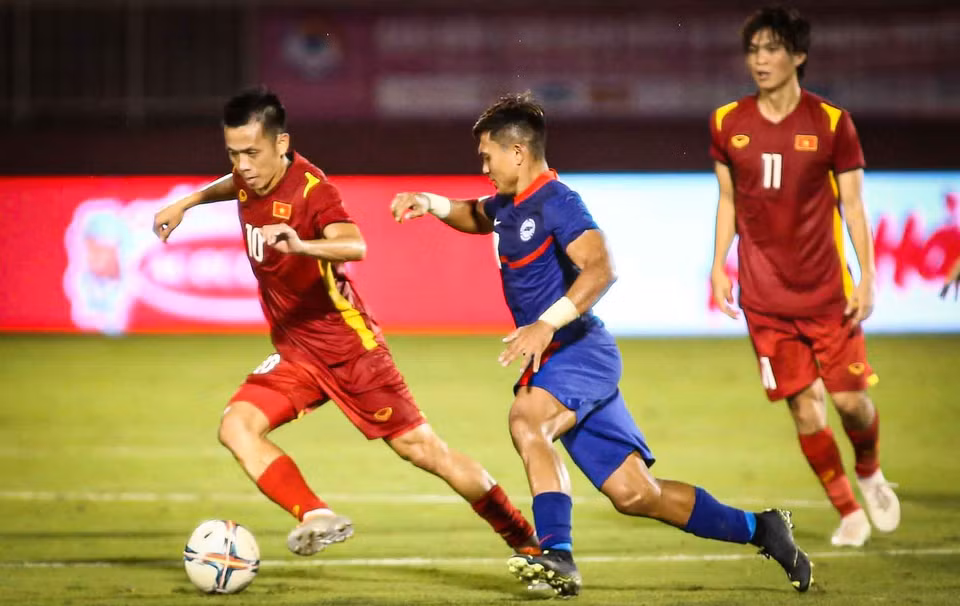 Trong ngày trở lại, Văn Quyết chứng tỏ năng lực bằng lối chơi hay và hiệu quả, giúp đội nhà triển khai bóng thanh thoát, như màn thể hiện ấn tượng trong màu áo Hà Nội FC thời gian qua. (Ảnh: PV/Vietnam+)