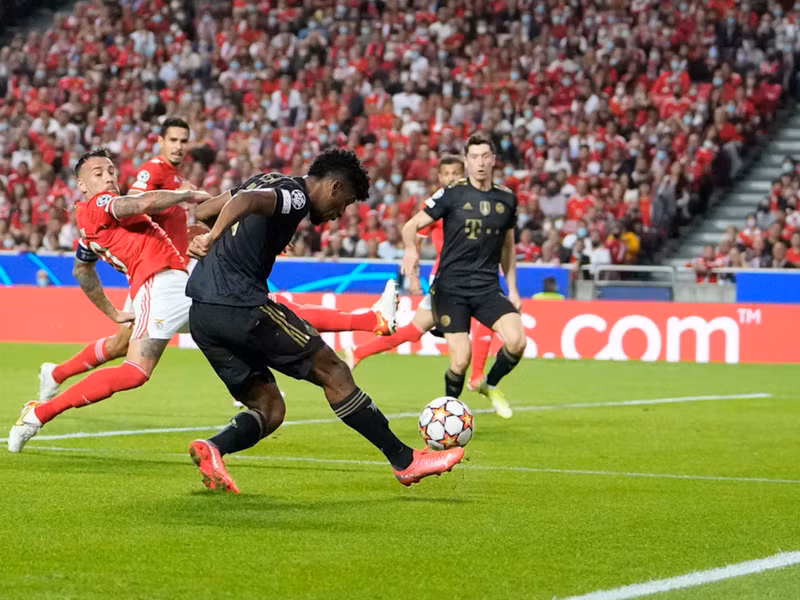 Kingsley Coman khuấy đảo hàng phòng ngự đối phương cùng với Leroy Sané và các đồng đội tạo nên trận cuồng phong tại Lisbon (Nguồn: Fcb.com)