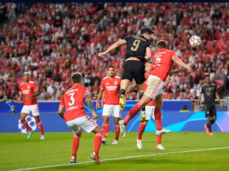 Robert Lewandowski tiếp tục uy hiếp khung thành đối phương.(Nguồn: Fcb.com)