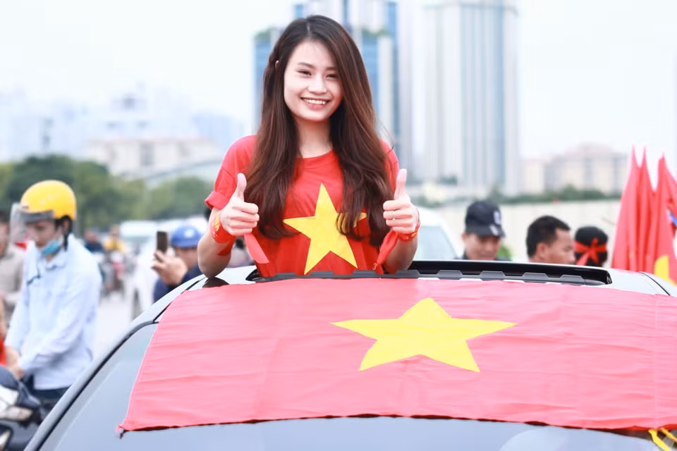 Các cổ động viên tới Mỹ Đình từ sớm cổ vũ cho đội tuyển Việt Nam một phần vì cung đường gần sân vận động đang thi công đường đua F1 nên rất dễ xảy ra ách tắc. (Ảnh: N.T)