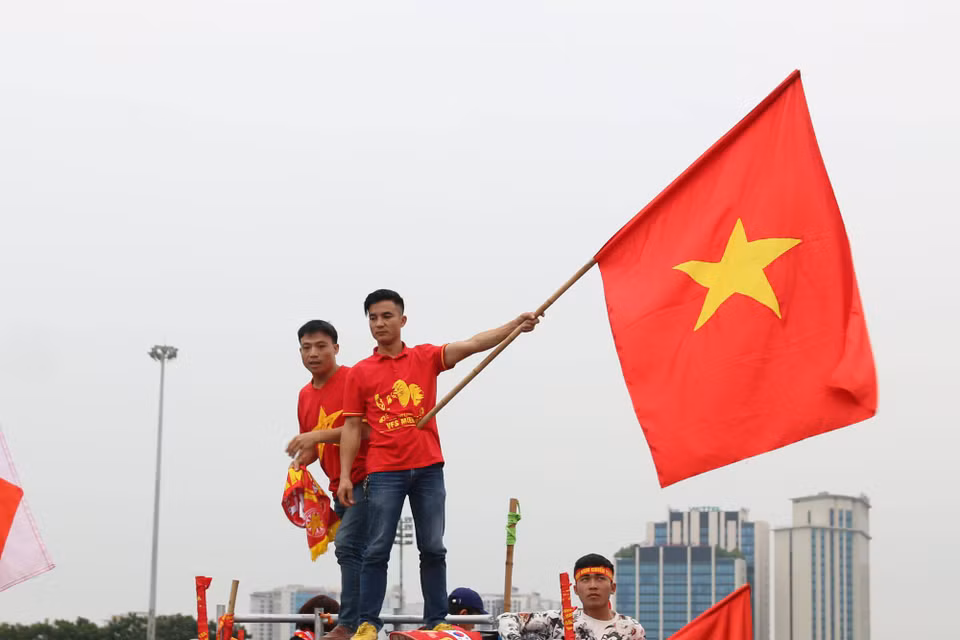Các cổ động viên nhanh chóng tạo nên bầu không khí sôi động bên ngoài sân. (Ảnh: G.N)