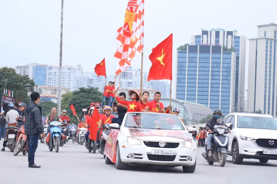Trận đấu giữa tuyển Việt Nam và UAE sẽ diễn ra lúc 20 giờ tối nhưng từ khoảng 16 giờ chiều, số đông cổ động viên đã đổ tới sân vận động Mỹ Đình. (Ảnh: N.T)