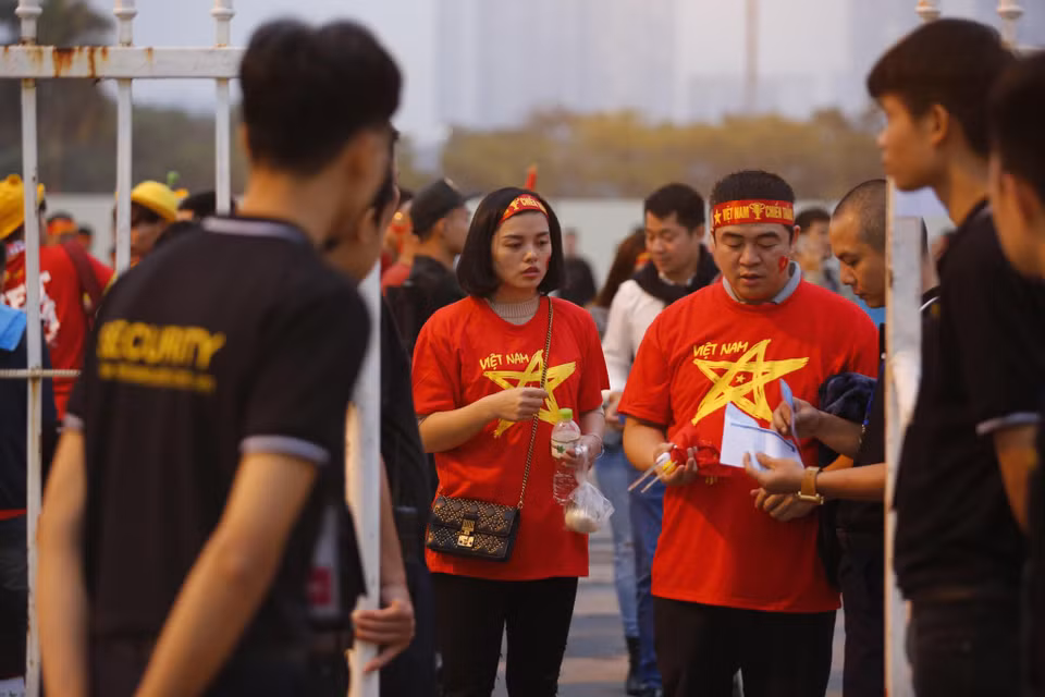Cổ động viên xếp hàng để vào sân theo dõi đội tuyển Việt Nam thi đấu. (Ảnh: S.N)