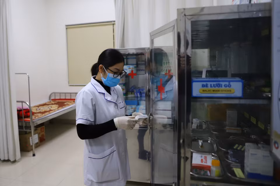 Nhà trường đảm bảo đầy đủ thiết bị tại phòng y tế trong trường hợp phát hiện F0 hoặc F1 trong lớp học. (Ảnh: Hoài Nam/Vietnam+)