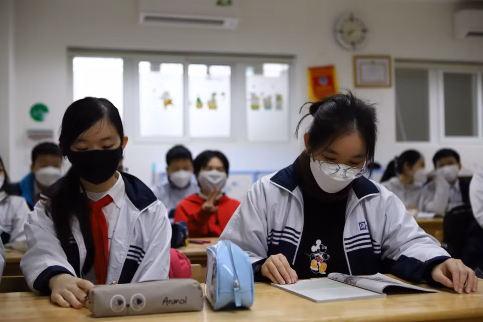 Em Nguyễn Thùy Dung, lớp 8C1 chia sẻ :’ Đi học trực tiếp tại trường tuy phải dậy sớm hơn học trực tuyến nhưng em cảm thấy rất vui vì được gặp thầy cô và bạn bè.’ (Ảnh: Hoài Nam/Vietnam+)