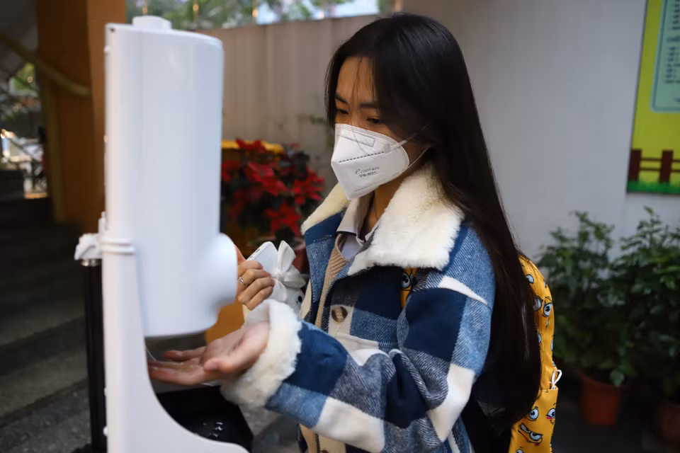 Tại khu vực cổng trường, nhà trường đã trang bị các máy đo thân nhiệt và dung dịch khử khuẩn cho học sinh trước khi vào khuôn viên trường. (Ảnh: Hoài Nam/Vietnam+)